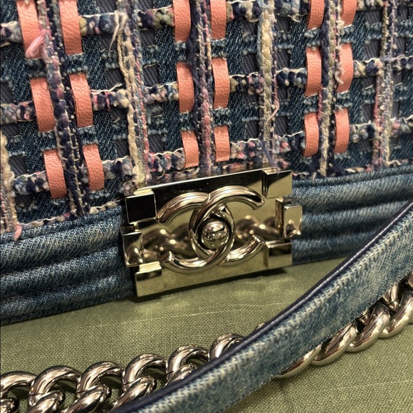 CHANEL Blue and Pink Rare Denim Tweed Crossbody Bag - Picture 4 of 9